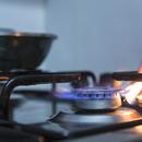 Imatge mà encenent un foc en una cuina