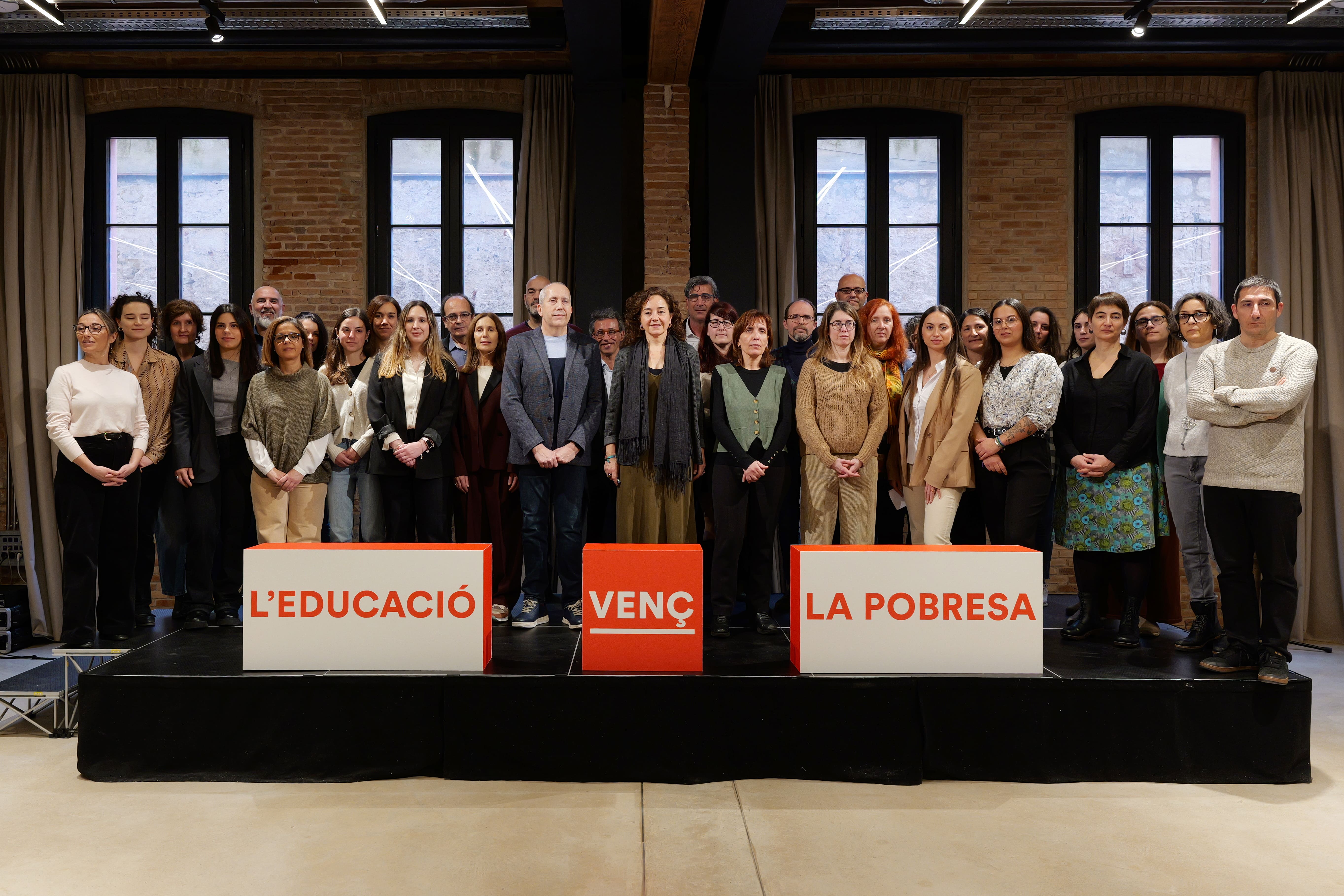 Imatge de la roda de premsa amb entitats de la societat civil donant suport a L'educació venç la pobresa