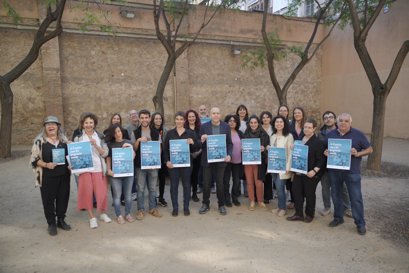 Imatge de la campanya A l'estiu ens hi juguem molt amb representació d'entitats i organitzacions