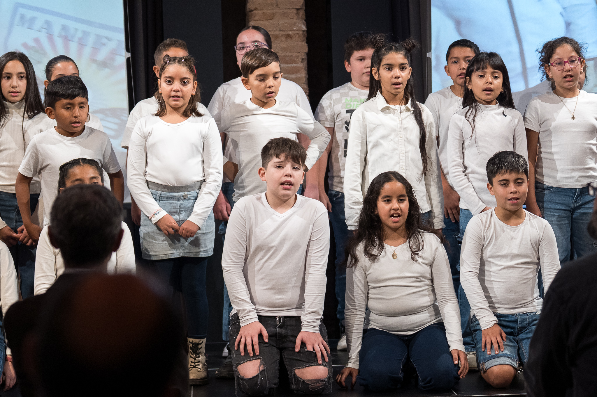 Imatge infants cantant al dia de la infància de la PINCat