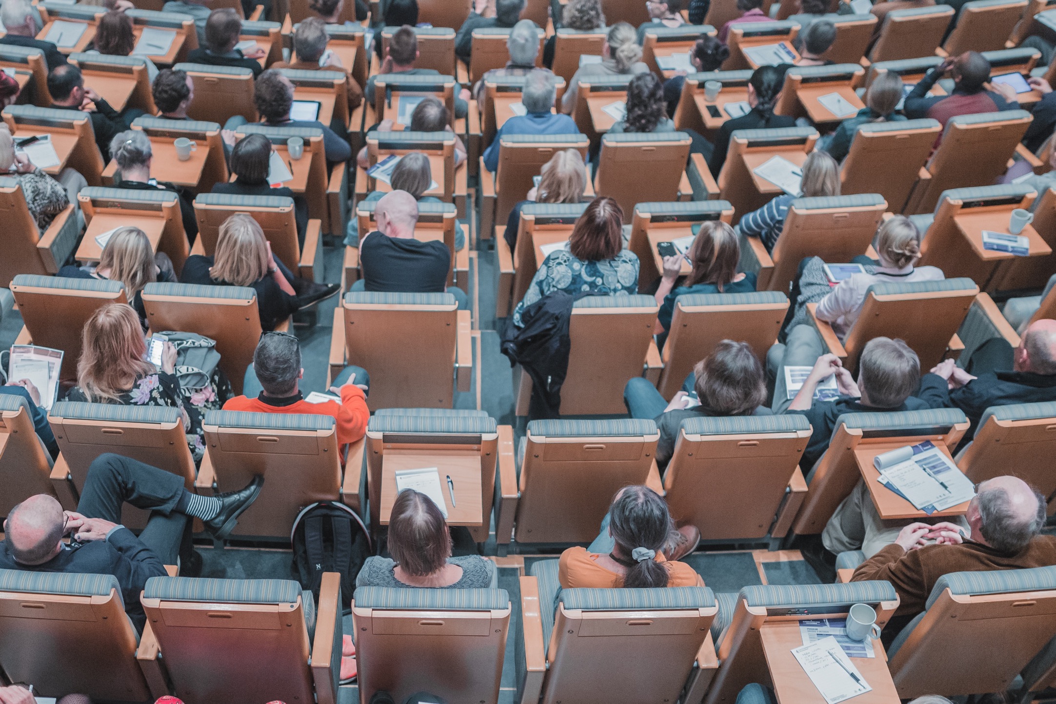 Públic assegut en un auditori, vist des de dalt