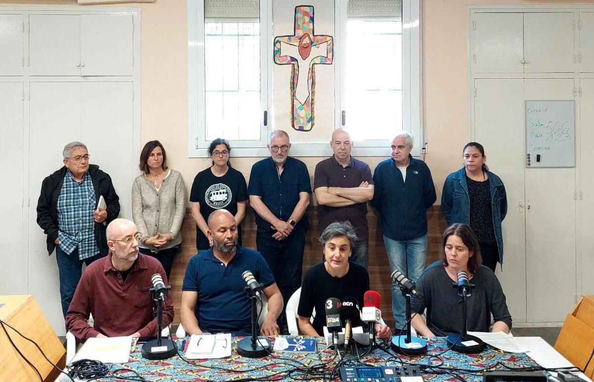 Imatge de la roda de premsa d'entitats i moviments socials que denuncien l'incompliment d'empadronar
