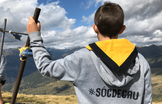 Imatge infant amb la dessuadora Som de cau al pic d'una muntanya