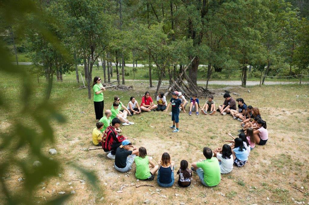 Imatge d'una activitat d'estiu amb un grup d'infants a l'aire lliure de la Pere Tarrés