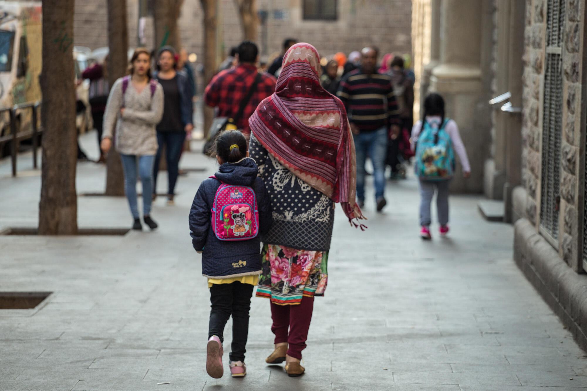 Imatge d'una família d'origen migrat al carrer