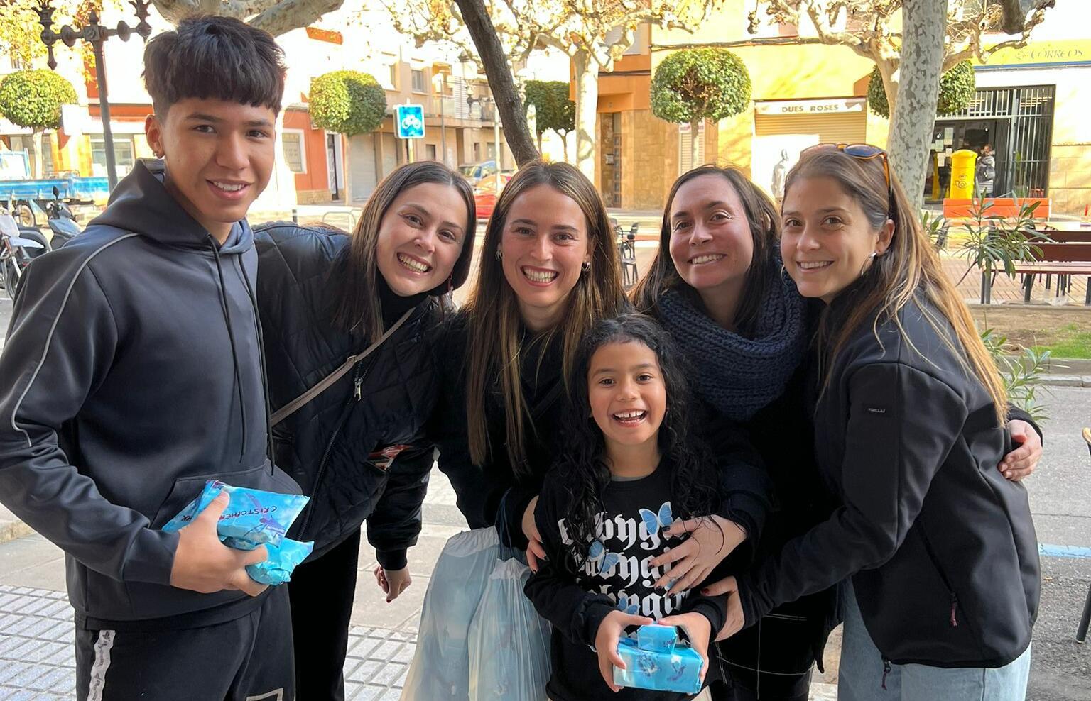 Imatge grup d'infants i adolescents que han rebut material de la campanya Transforma el seu Nadal
