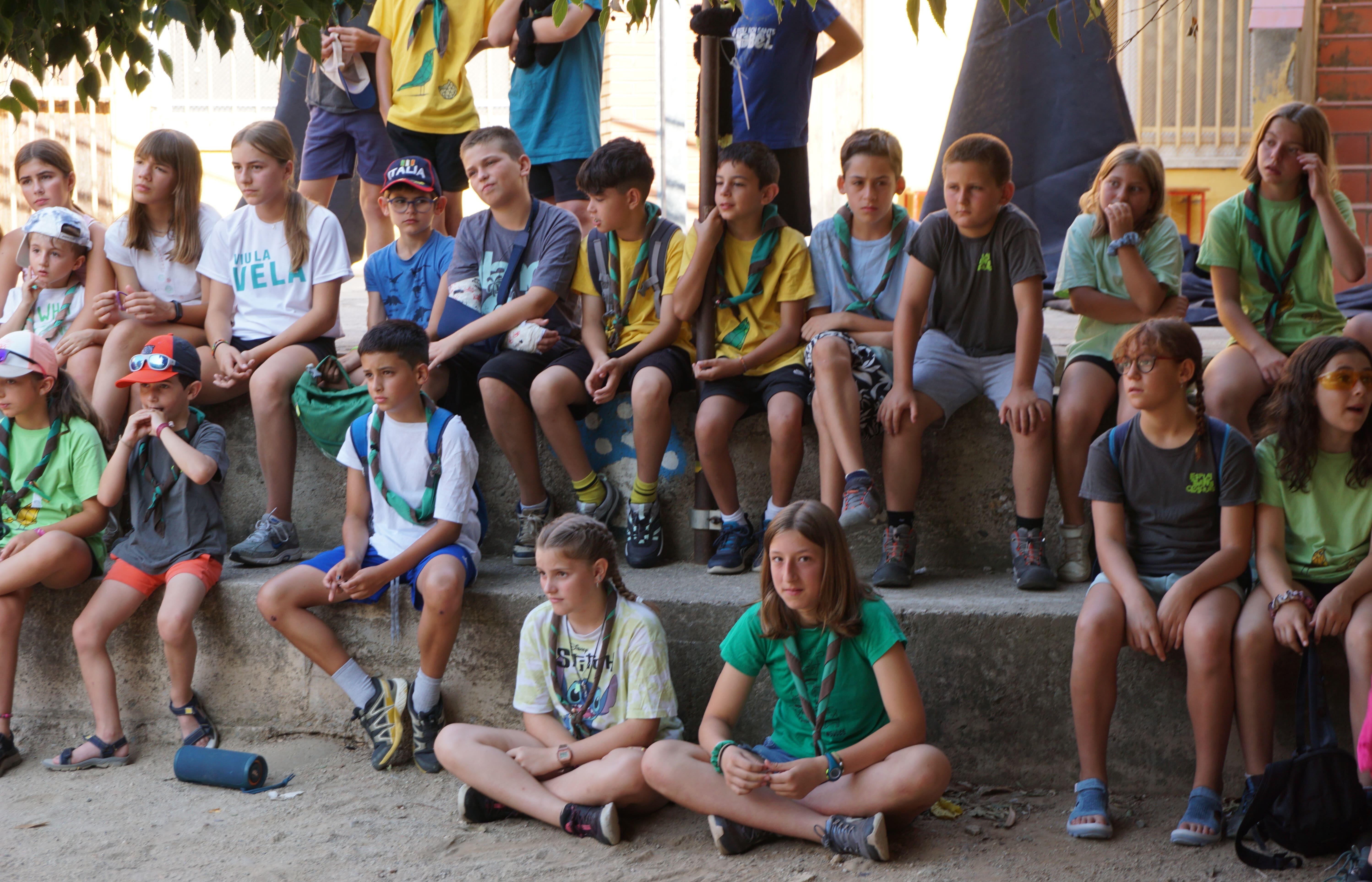 Grup d'infants a la sortida de les colònies de la Pere Tarrés