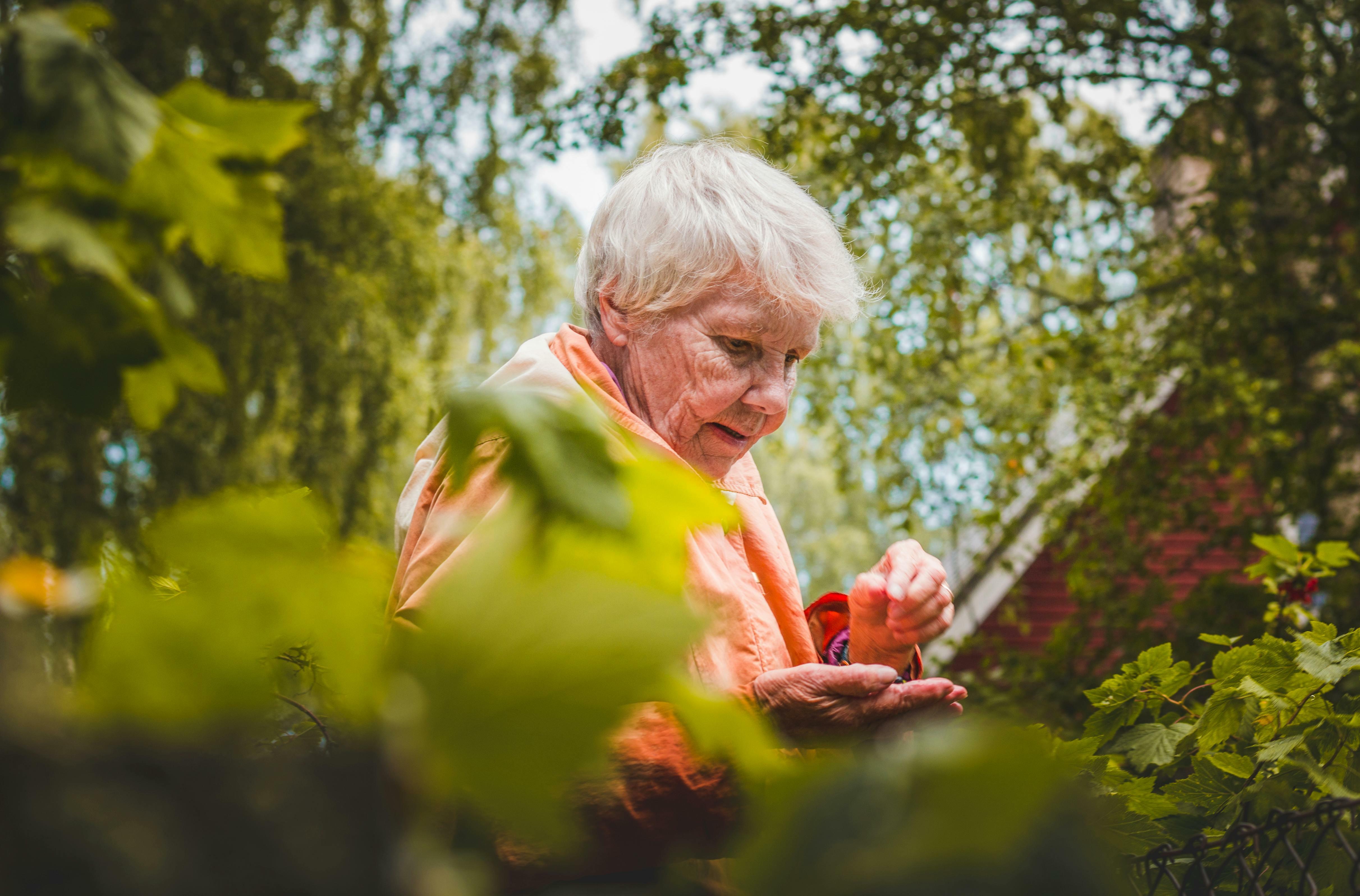 Persona gran en un jardí