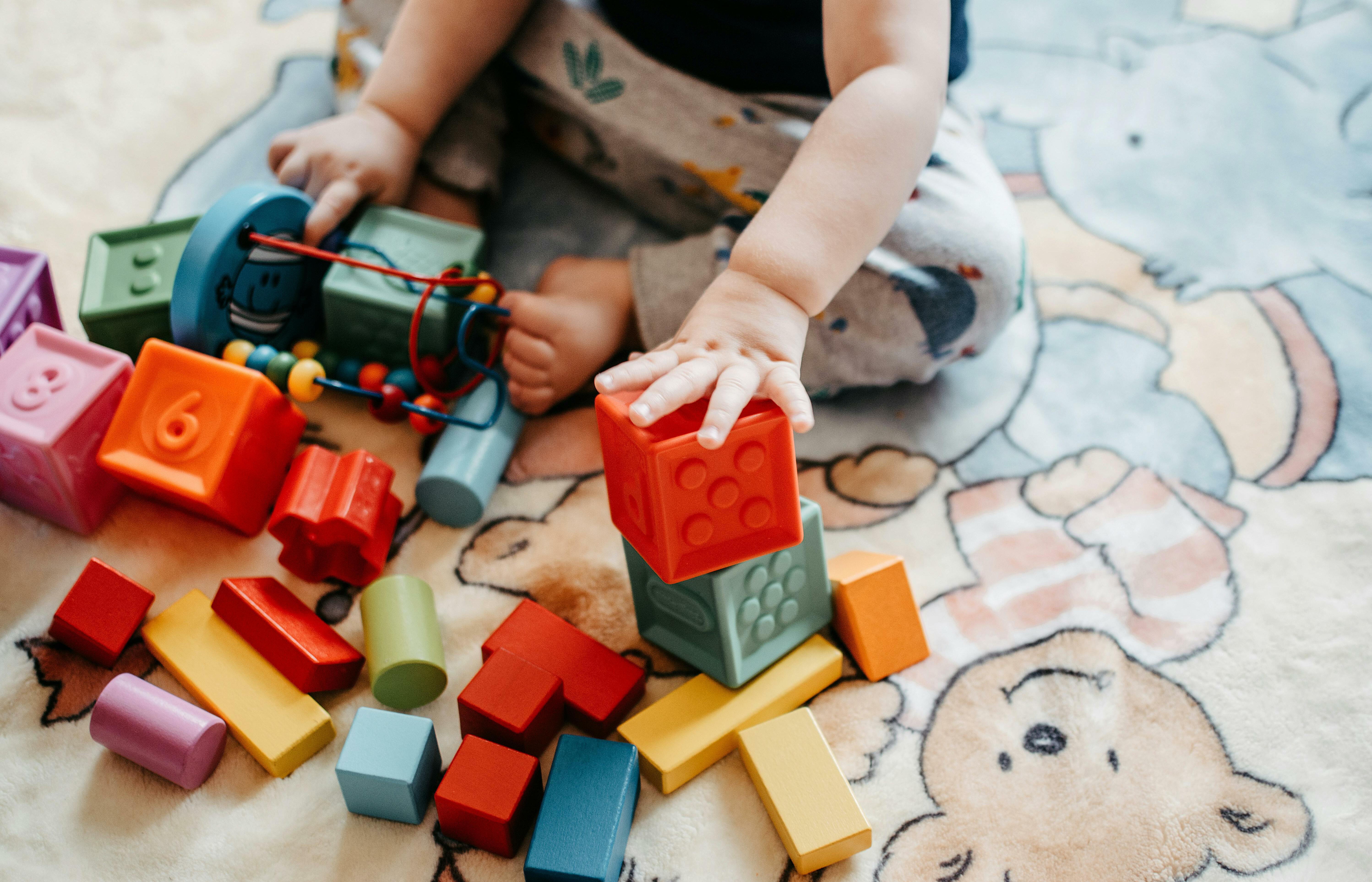 Imatge d'infant jugant.