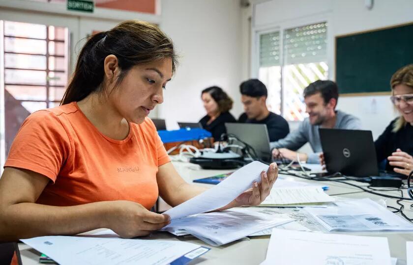 Imatge del procés de regularització extraordinària a Càritas Barcelona