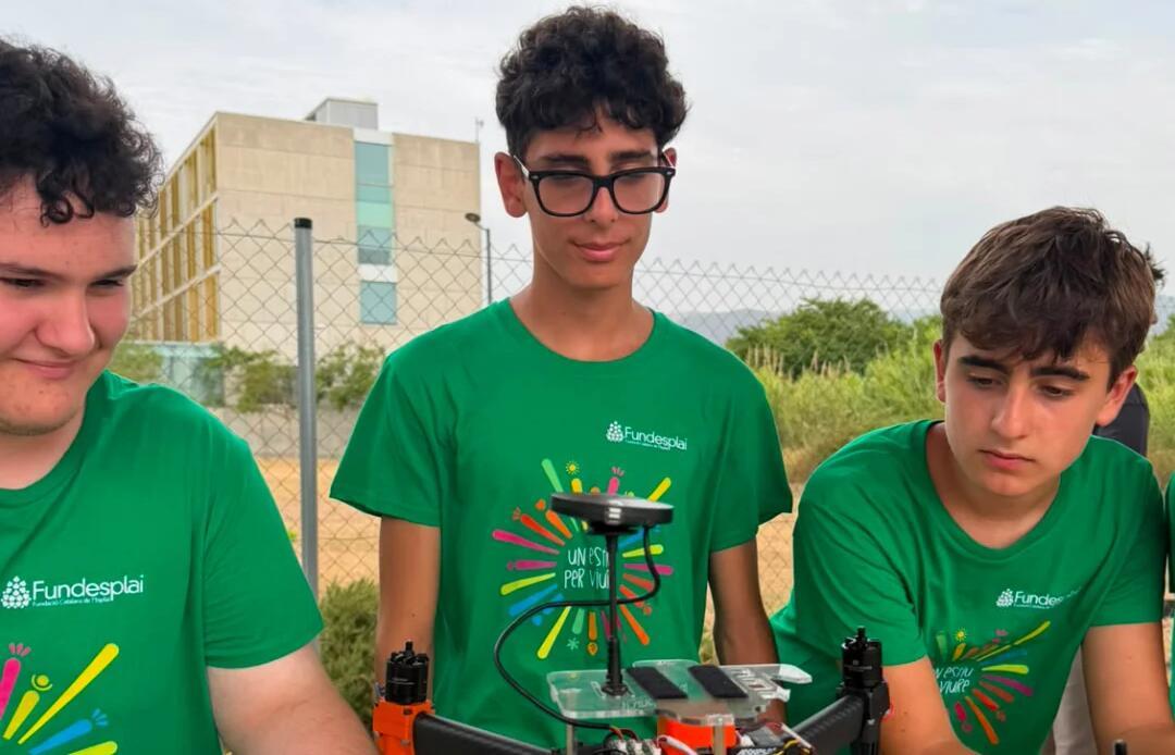 Joves al camp tecnològic de drons de Fundesplai