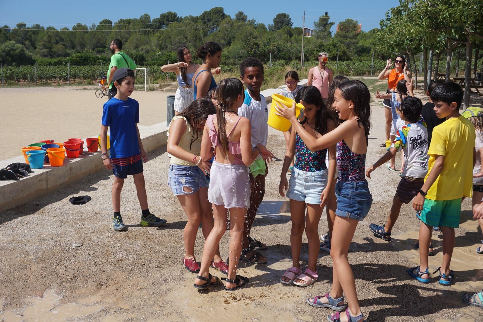 Imatge d'un grup d'infants a una activitat de lleure educatiu de la Fundació Pere Tarrés