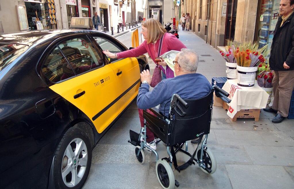 Imatge d'una persona en cadira de rodes agafant un taxi