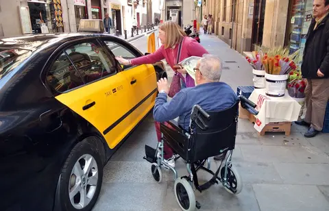Imatge d'una persona en cadira de rodes agafant un taxi