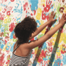 Imatge infant pintant amb les mans