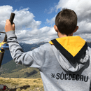 Imatge infant amb la dessuadora Som de cau al pic d'una muntanya