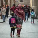 Imatge d'una família d'origen migrat al carrer