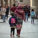 Imatge d'una família d'origen migrat al carrer