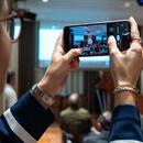 Imatge persona fent fotos a un acte de la Taula