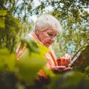 Persona gran en un jardí