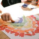 Imatge mà infant construint un arc iris