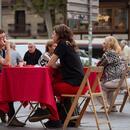Dues desconegudes parlant en l'acte a Plaça Universitat de la Setmana contra la soledat no desitjada 2025