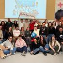 Imatge d'un grup de joves de Creu Roja Joventut promovent la campanya Els seus drets en joc