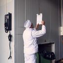 Home llegint en el seu lloc de treball.