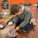 Un nen jugant amb les joguines de Nadal.