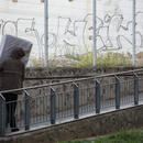 Imatge d'una persona transportant un matalàs al carrer