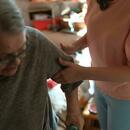 Cuidador De Gent Gran Que Ajuda La Dona Gran A Domicili