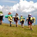Imatge de joves i infants d'acampada a la muntanya.