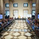 Imatge representants entitats socials i Govern a la sala Sant Jordi del Palau de la Generalitat