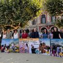 Una representació de les entitats impulsores del manifest 'A l'estiu ens hi juguem molt', davant del Parlament de Catalunya