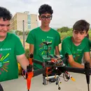 Joves al camp tecnològic de drons de Fundesplai
