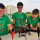 Joves al camp tecnològic de drons de Fundesplai