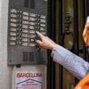 imatge persona picant el timbre d'una porteria per oferir suport social a una persona en plena pandèmia