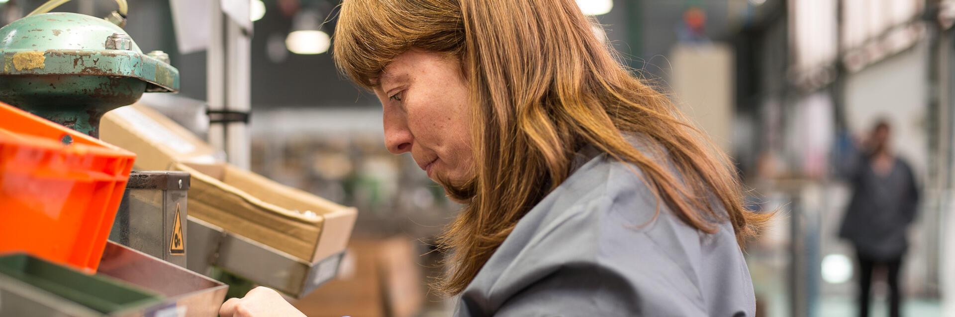 Una dona treballa en una línia de muntatge.