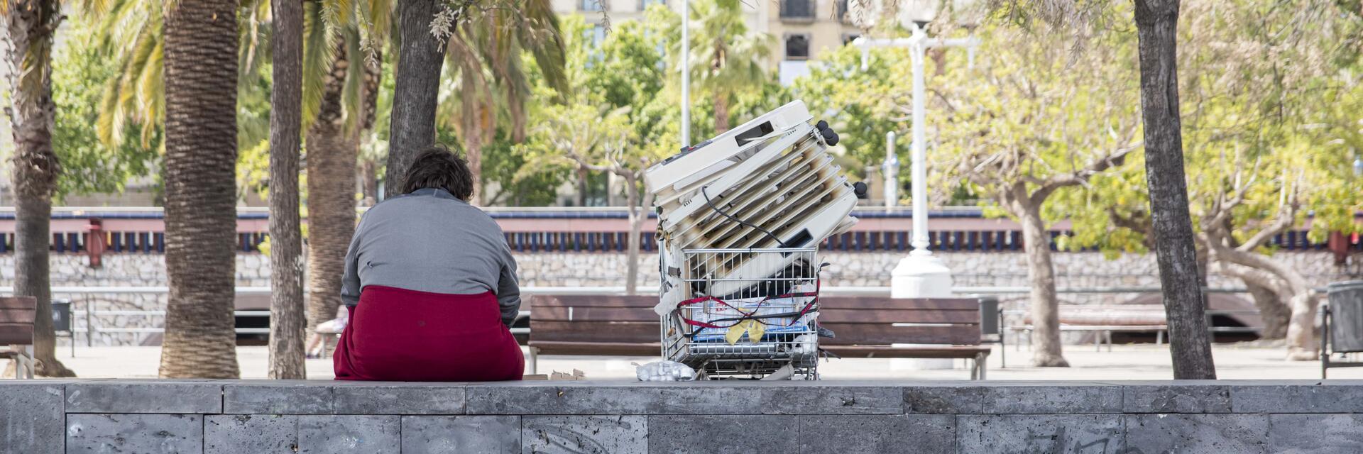 Imatge dona sense llar amb les seves pertinences