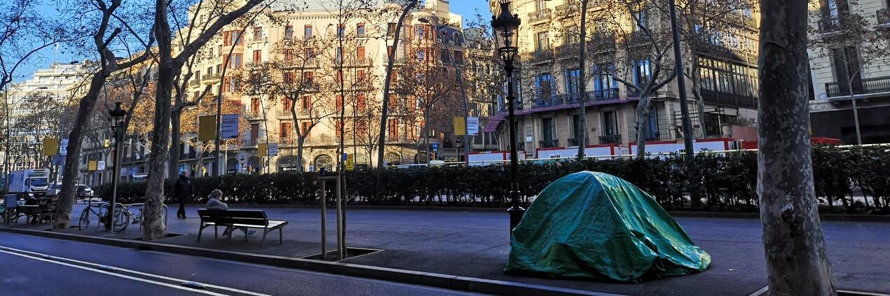 Imatge d'una tenda de campanya en un carrer de Barcelona, utilitzada per dormir