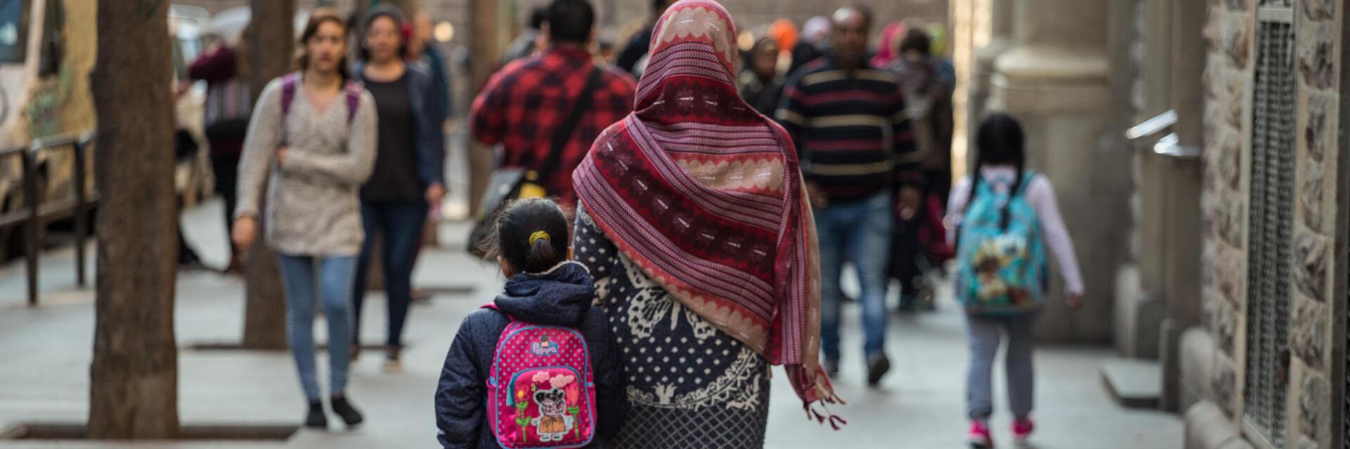 Imatge d'una família d'origen migrat al carrer