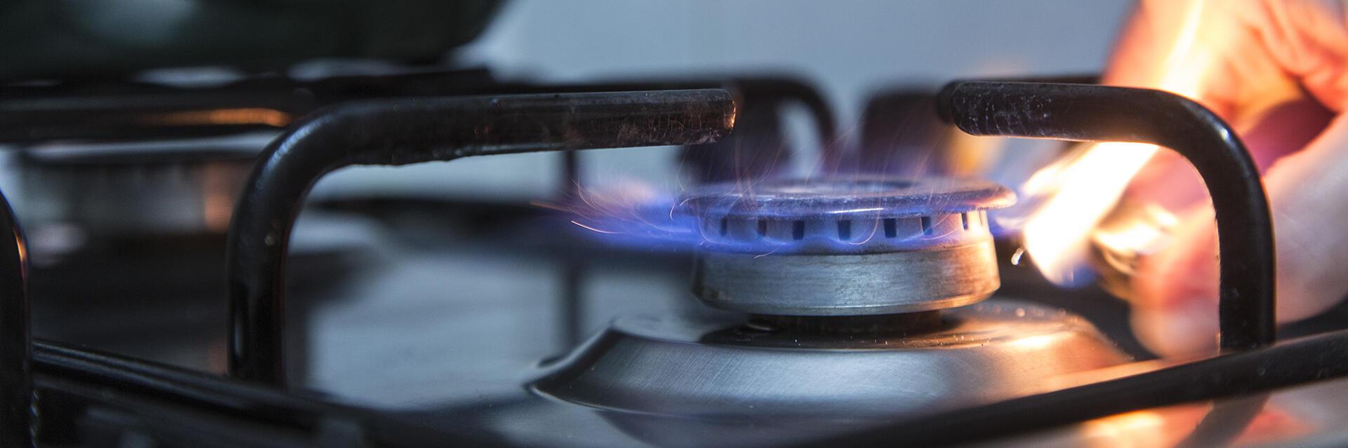 Imatge mà encenent un foc en una cuina