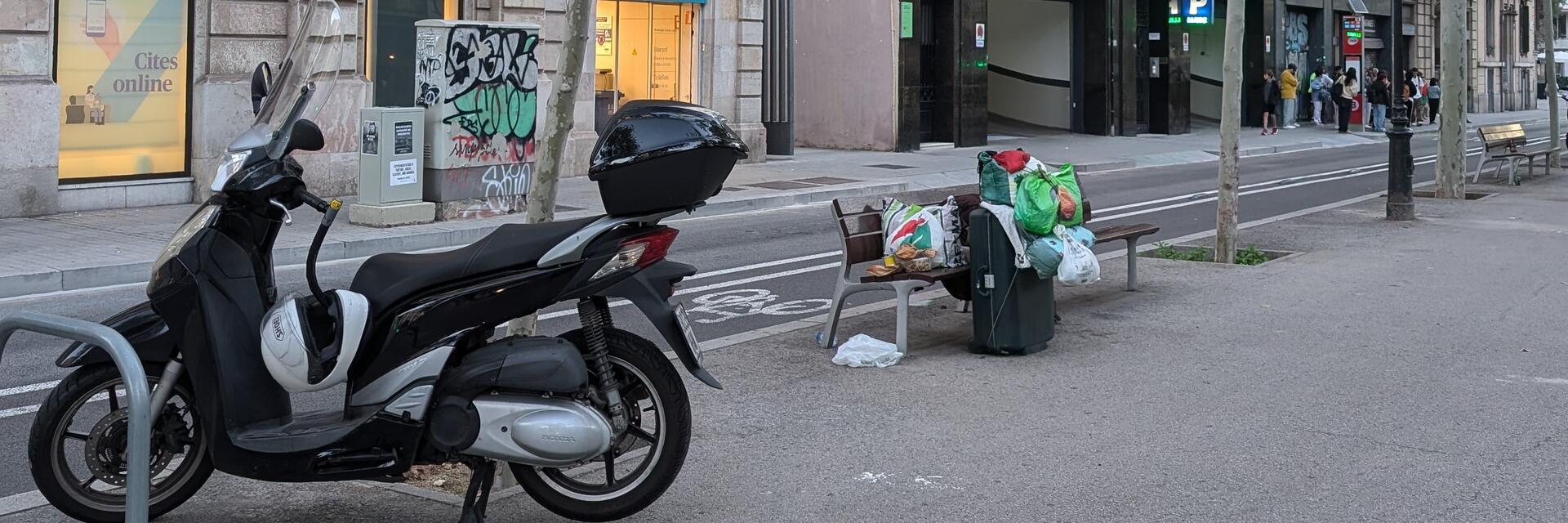 Imatge de pertinences d'una persona sense llar a un carrer de Barcelona