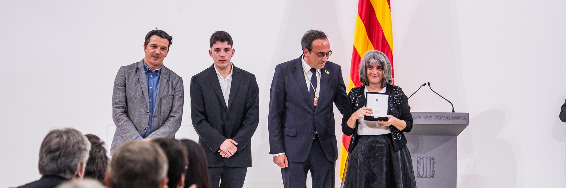 Imatge de la família d'Enric Morist recollint la Medalla d'Honor al Parlament