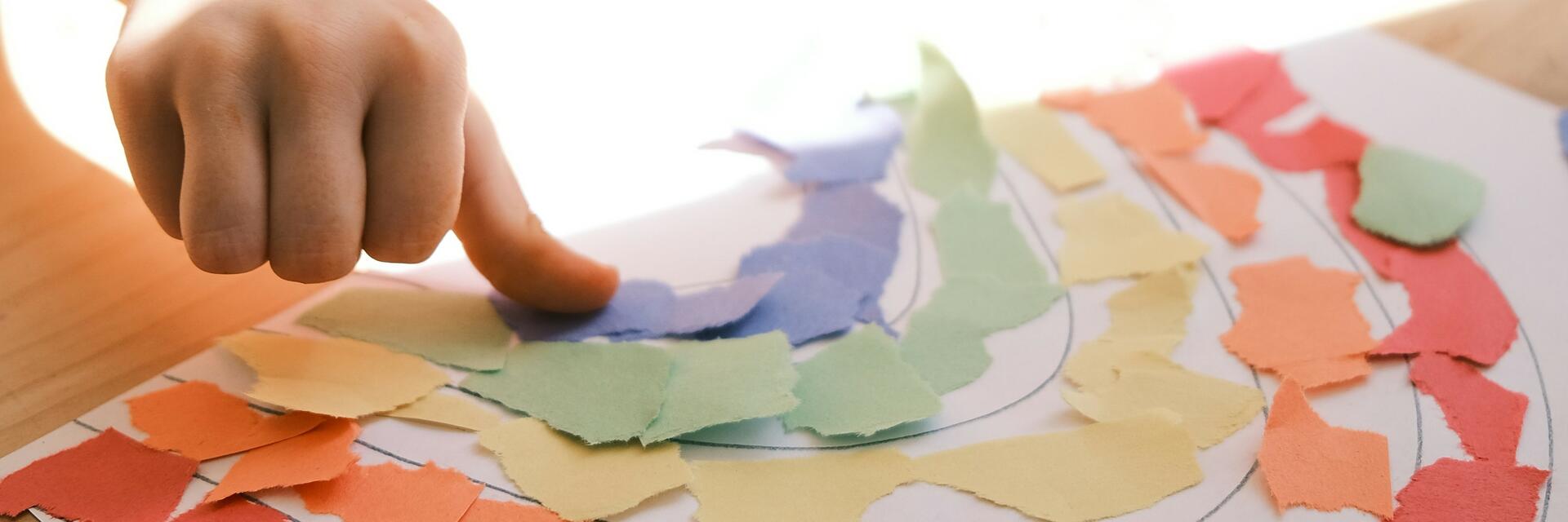 Imatge mà infant construint un arc iris