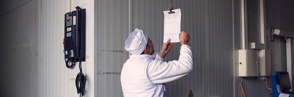 Home llegint en el seu lloc de treball.