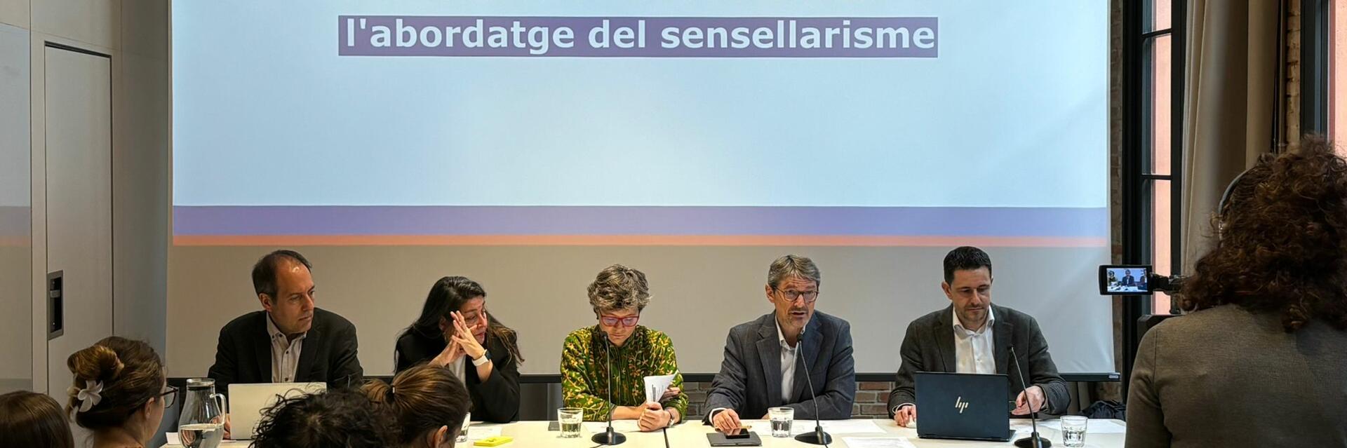 Representants d'entitats socials a la roda de premsa sobre sensellarisme