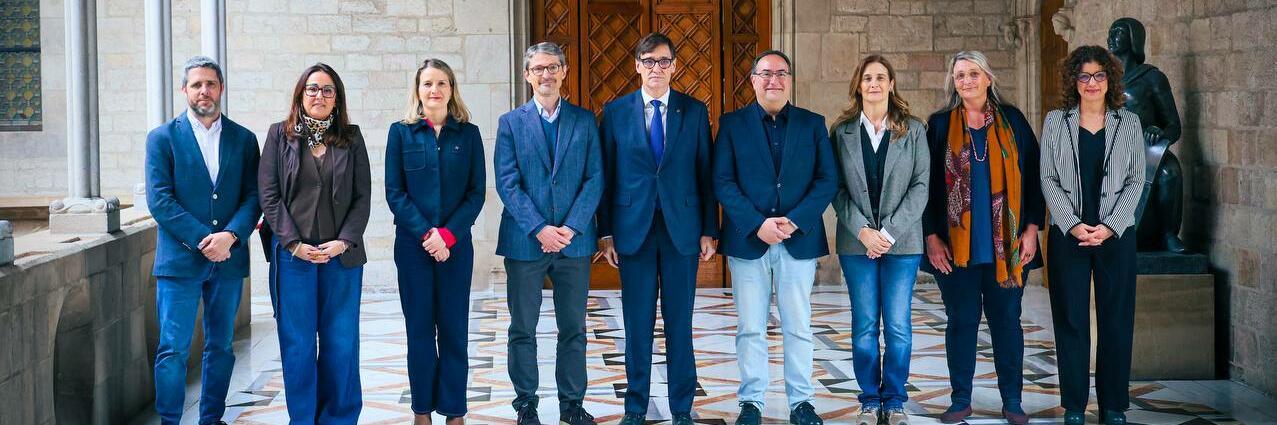 Imatge de representants de les juntes directives de la Taula i la Confederació amb el president Illa i la consellera Martínez Bravo