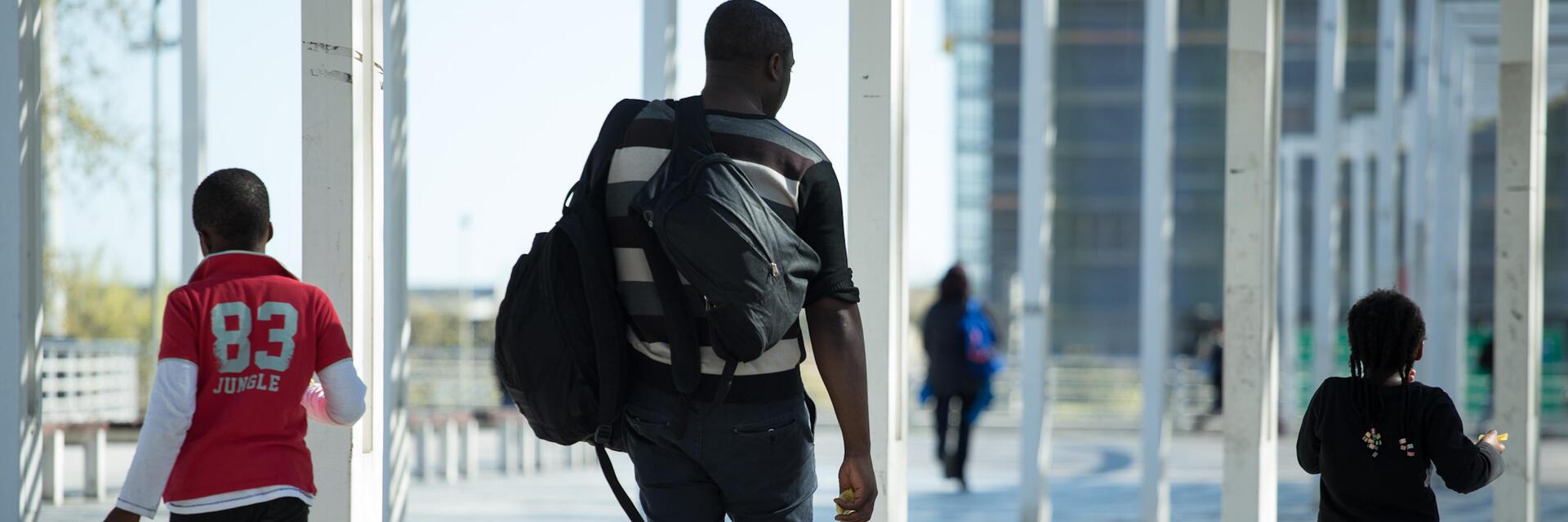 Imatge d'infants i una persona adulta d'origen migrat