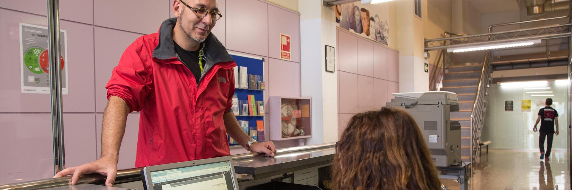 Imatge d'una persona que rep acompanyament d'una professional d'una entitat social